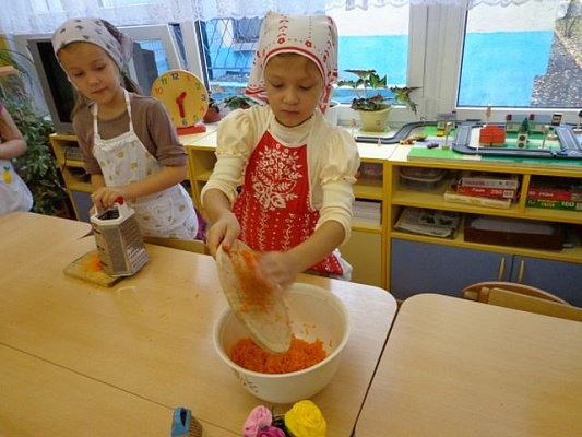 Воспитанники дошкольного отделения Школы №2070 в поселке Коммунарка узнали рецепт витаминного салата