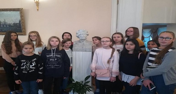 Школьники из поселения посетили мемориальную квартиру поэта Александра Пушкина