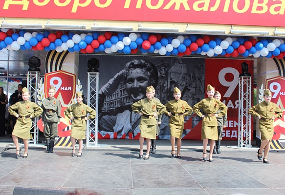 День Победы в Сосенском отметили большим концертом и флешмобом с воздушными шарами 
