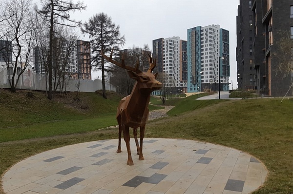 Одним из хранителей парка в ЖК «Скандинавия» стал олень Эйктюрнир 