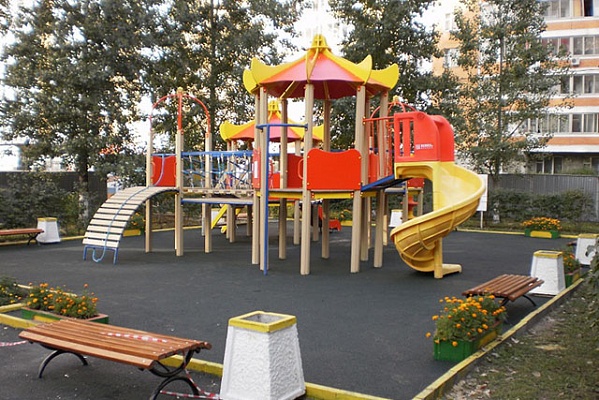 Комплексное благоустройство детских площадок в Сосенском планируется завершить к концу месяца