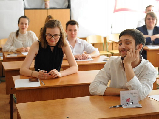 Свыше 20 тысяч московских девятиклассников сдали экзамены по нескольким предметам