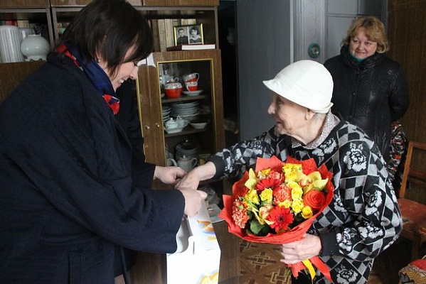 Вдову участника ВОВ Антонину Малахову поздравили с 90-летием