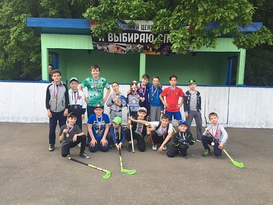 Юные жители Сосенского сыграли в флорбол в честь Дня России 