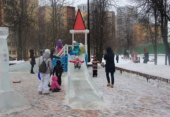 Установку ледяных скульптур и ледовых конструкций начали в Сосенском 