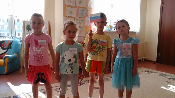 В детском саду Сосенского дошколята отметили День Государственного флага России