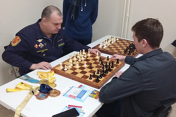 Спасатель из Коммунарки встретился с юными шахматистами из Сосенского центра спорта