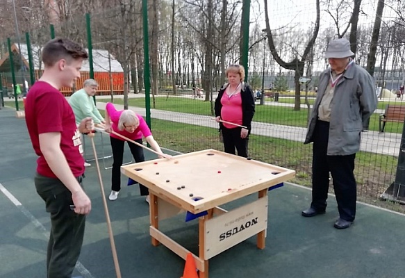 Пенсионеры в Липовом парке сыграли в петанк, дартс, новус и жульбак 
