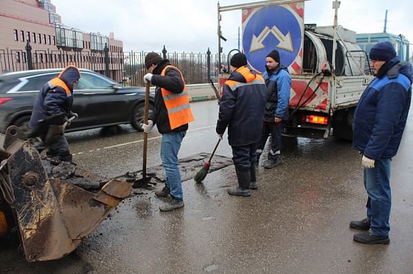 Ямочный ремонт дорог в Сосенском продолжается