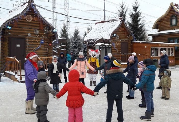 Дети из многодетных семей побывали в усадьбе Деда Мороза