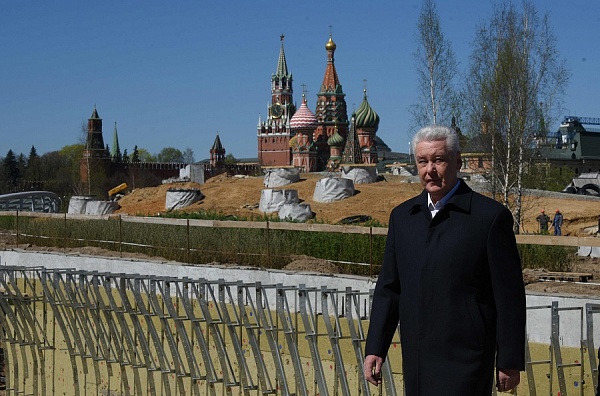 Собянин осмотрел ход работ по благоустройству улиц Кремлевского кольца