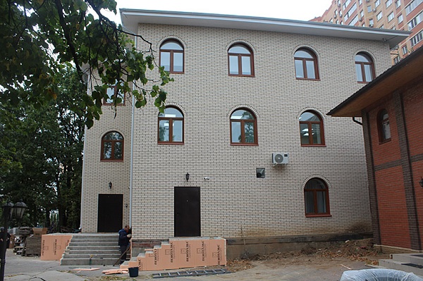 В Коммунарском храме открылось новое здание воскресной школы