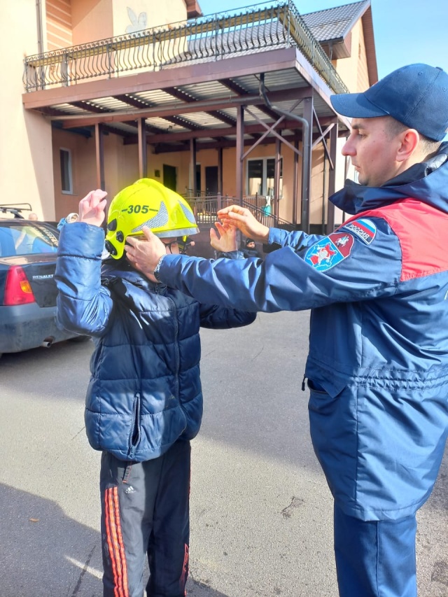 Московские пожарные провели занятия с детьми реабилитационного Центра