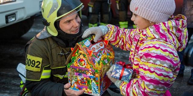 Московские пожарные исполнили новогоднее желание юной жительницы 