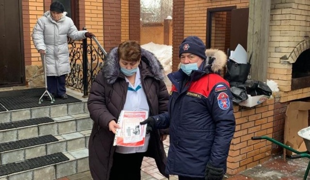 Работники пожарно-спасательного отряда № 303 проводят профилактические мероприятия на социально значимых объектах поселения Мосрентген