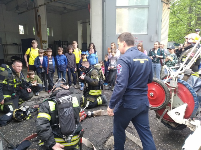 Московские огнеборцы провели квест "Школа пожарной безопасности"