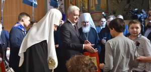 Мэр Москвы подарил школьникам книжки накануне Дню православной книги