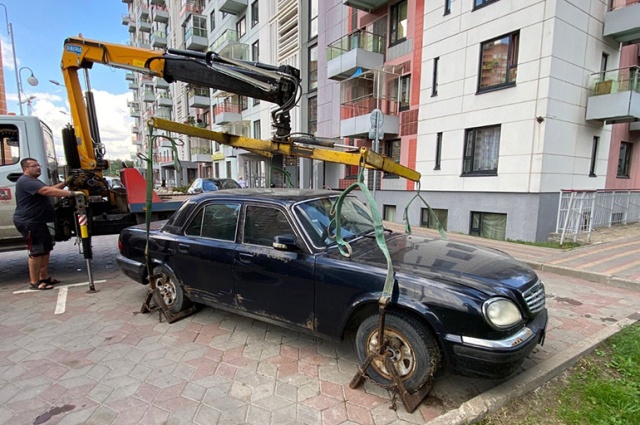 Три машины с признаками заброшенности вывезли с территории Сосенского в августе