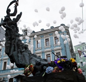 Мэр москвы почтил память жертв трагедии в Беслане