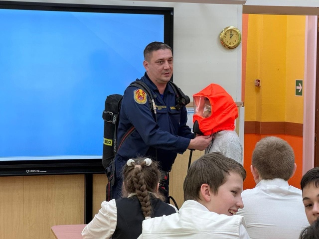 Московские спасатели проводят уроки по безопасности жизнедеятельности в школах новой Москвы