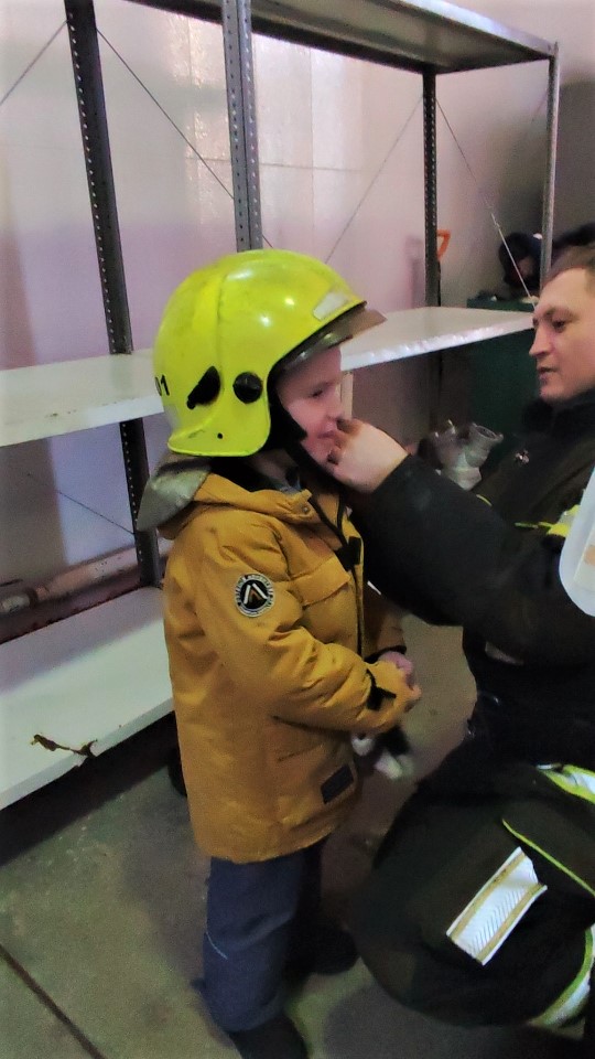 Московские пожарные исполнили заветное желание мальчика