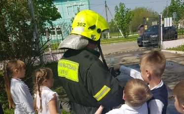 Московские спасатели проводят интерактивные занятия по безопасности жизнедеятельности в школах ТиНАО