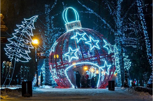 В Сосенском начали монтировать новогоднюю светодиодную иллюминацию