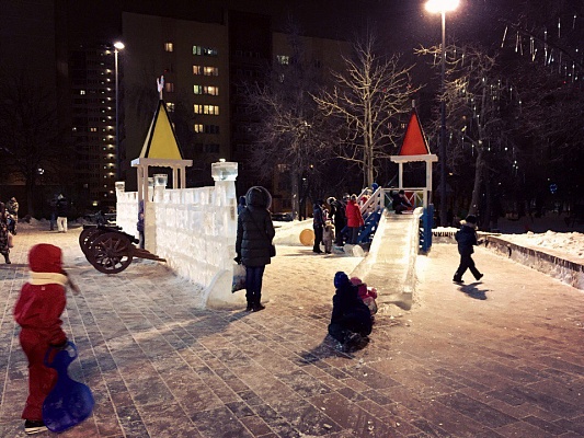 На площади перед  «Домом культуры Коммунарка» появился ледовый комплекс