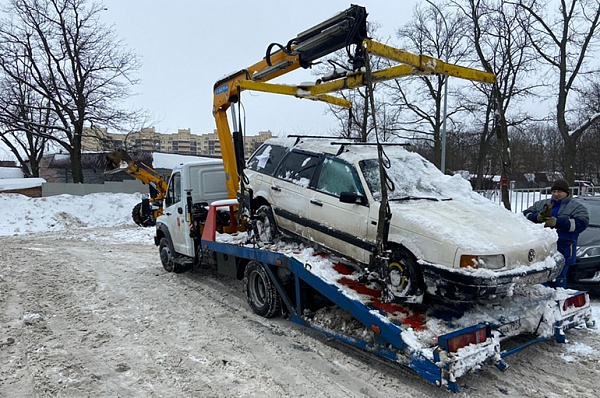 Из Сосенского вывезли еще три брошенных автомобиля 
