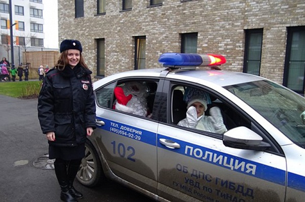 Сотрудники ГИБДД провели для дошкольников из Сосенского акцию «Полицейский Дед Мороз»