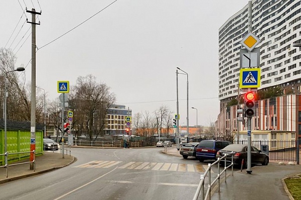 На перекрестке улицы Сосенский Стан и Фитаревской перенастроят светофор