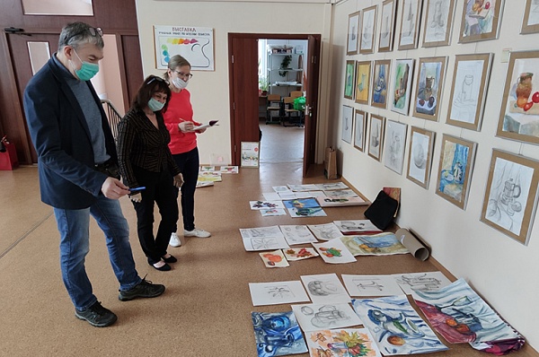 На Фитаревской улице открылась выставка детских рисунков