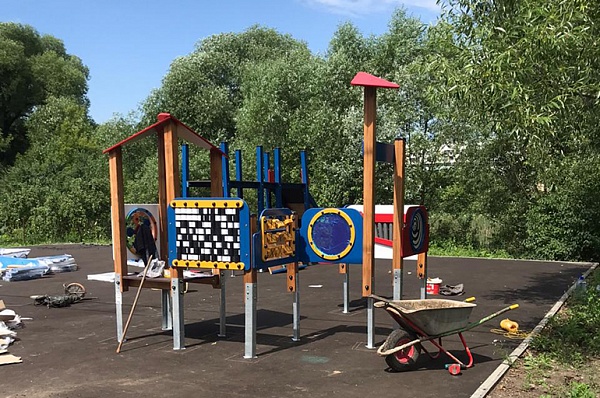 На детской площадке в деревне Столбово устанавливают игровые комплексы