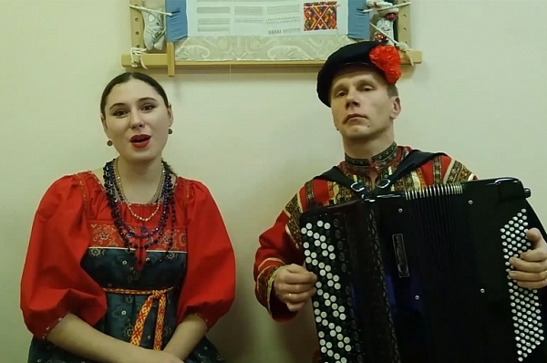 В ДК «Коммунарка» прошел онлайн-концерт дуэта «ЕА 2»