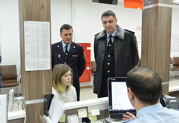 Руководители городского ГУВД проверили работу миграционного подразделения в Коммунарке