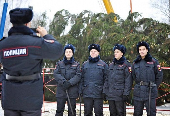 Безопасность новомосквичей в новогоднюю ночь обеспечили 125 полицейских и представителей Росгвардии 
