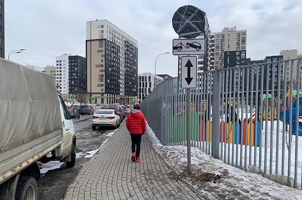 Вдоль школы на Скандинавском бульваре установили новые дорожные знаки