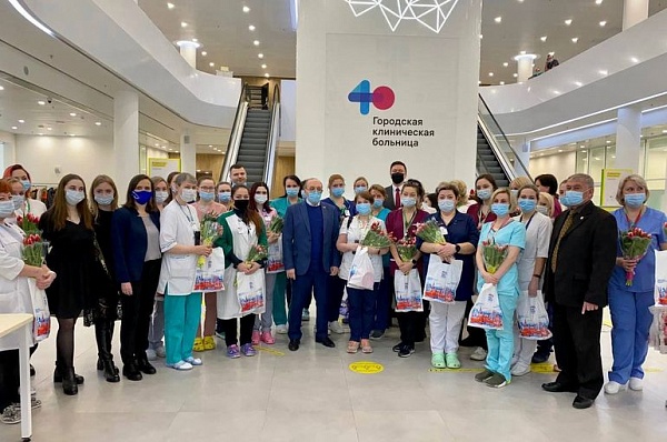 Сотрудниц больницы в Коммунарке поздравили с предстоящим 8 Марта