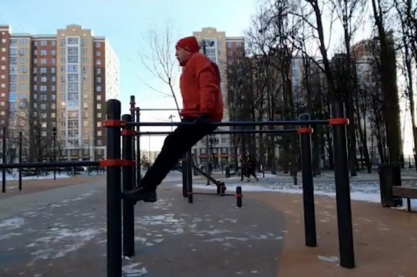 Жителям Сосенского показали упражнения на свежем воздухе