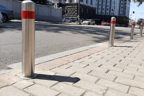 На участке тротуара на Фитаревской улице восстановили антипарковочные столбики