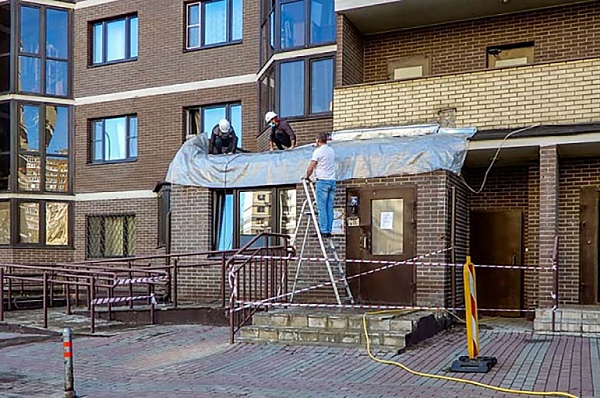 Прокуратура выяснила причины обрушения козырька в доме на улице Сосенский Стан