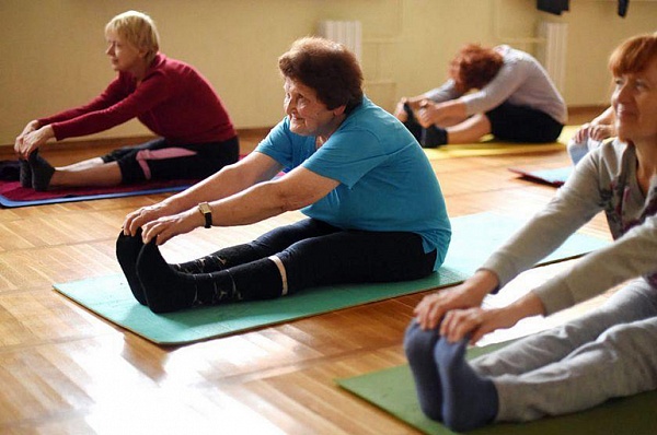 Фитнес-тренировки для пенсионеров проведут в соцсетях инструкторы Сосенского центра спорта 