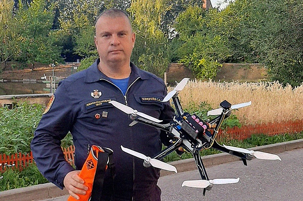 Пожарный из Коммунарки протестировал спасательные дроны