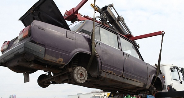С начала года с улиц Сосенского на спецстоянку вывезено 26 брошенных разукомплектованных автомобилей