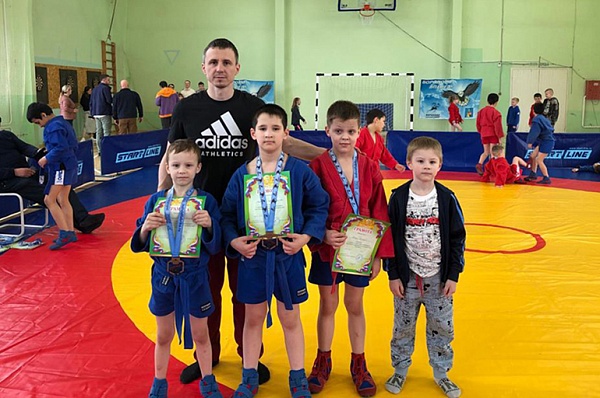Три бронзовые медали завоевали юные самбисты из Сосенского на чемпионате 