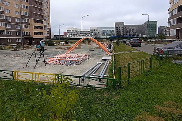 На детской площадке на улице Сосенский Стан началась установка игровых и спортивных конструкций