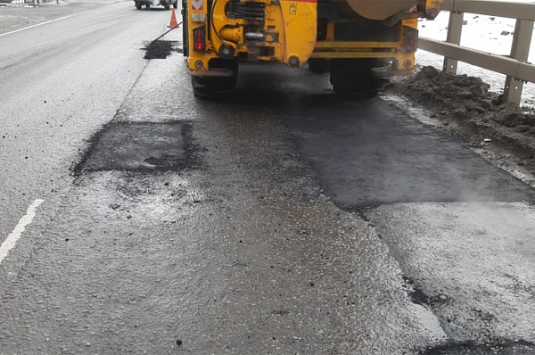 Ямочный ремонт дорожного покрытия пройдет на Бачуринской улице и улице Липовый Парк