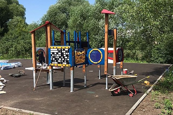 На детской площадке в деревне Столбово установили игровые комплексы 