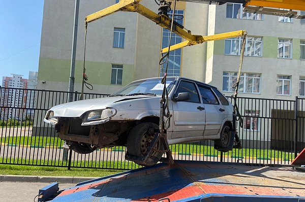 Из ЖК «Бунинский» эвакуировали брошенный автомобиль