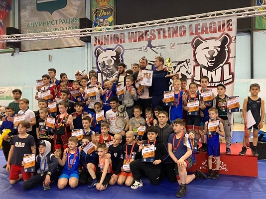 Спортсмены из Сосенского завоевали 10 медалей на соревнованиях по вольной борьбе